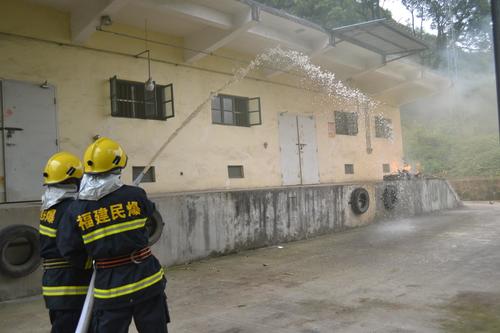 海峽科化龍巖三家單位聯(lián)合舉行民爆物品儲存反恐怖（縱火）應急預案演練。兼職消防人員撲滅倉庫火��?��?葉莉攝[2].jpg