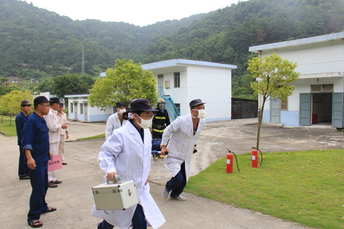 圖為應急救援隊搶救傷員1[2].jpg