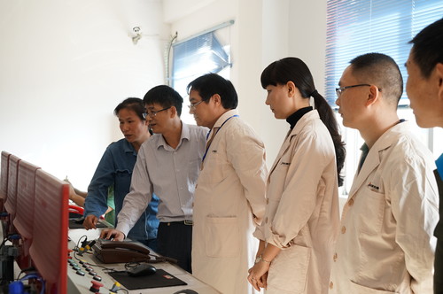 葉莉：吳彩洪董事長(cháng)到龍巖分公司調研。圖為深入江山乳二車(chē)間試驗線(xiàn)中控室查看，與技術(shù)方負責人親切交��?[2].jpg