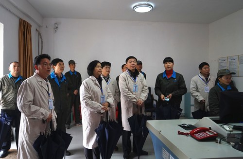 省國資委第二外派監事會(huì )主席林志坤到海峽科化龍巖分公司調研。圖為調研組深入車(chē)間監控室。葉莉攝[3].jpg