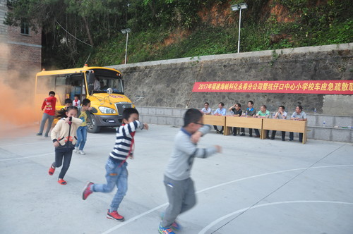 陳宏金：永春分公司與坑仔口小學(xué)聯(lián)合舉行校車(chē)應急演練。（）[3].jpg