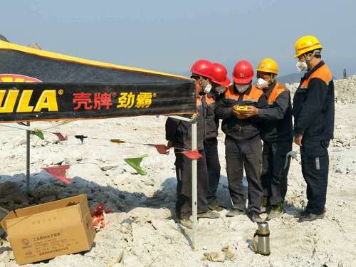 羅曉恒：富興上杭分公司員工學(xué)習使用數碼電子雷管.jpg