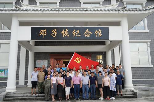 龍巖分公司七一期間開(kāi)展“七個(gè)一”主題實(shí)踐活動(dòng)。圖為黨員參觀(guān)鄧子恢紀念館1 葉莉攝.jpg