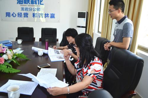 公司黨委副書(shū)記鄭慶樟帶隊到龍巖分公司開(kāi)展黨建工作半年檢查。張力燕 攝.jpg