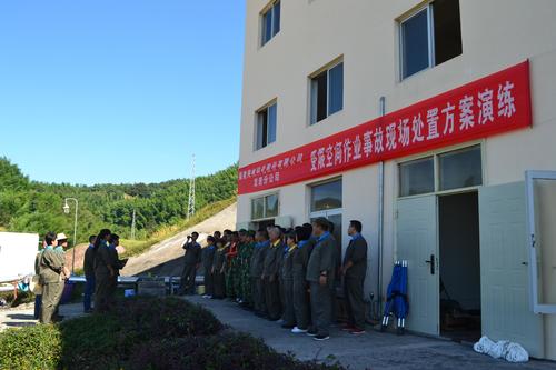 海峽科化龍巖分公司開(kāi)展受限空間作業(yè)事故現場(chǎng)處置方案演練。.jpg