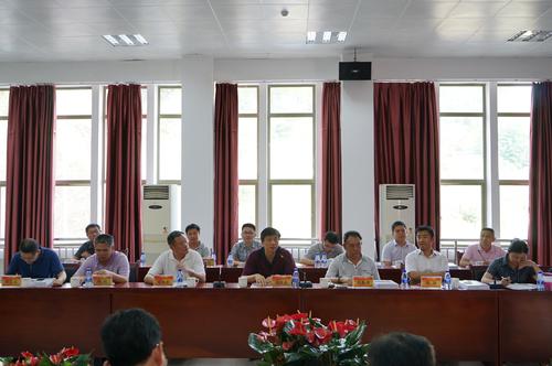 海峽科化龍巖分公司“SGR-FL型乳化炸藥生產(chǎn)系統”順利通過(guò)國家工信部科技成果鑒定。圖為工信部李維嘉巡視員對本次鑒定會(huì )進(jìn)行總結。鄧義楨 攝.jpg