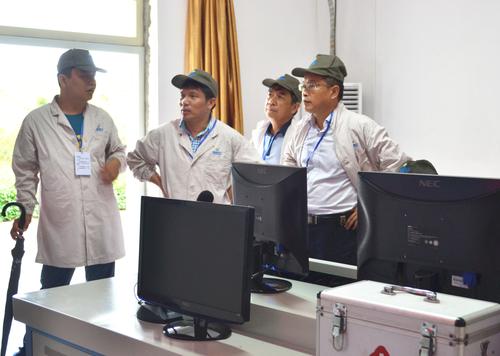河北國防科工局副局長(cháng)趙勛一行到海峽科化龍巖分公司交流指導分公司。圖為民爆考察團分組到一線(xiàn)車(chē)間參觀(guān)指導2.蘇艷麗 攝.jpg