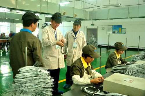 陳宏金：督查組深入生產(chǎn)一線(xiàn)察看雷管生產(chǎn)工藝過(guò)程。.jpg