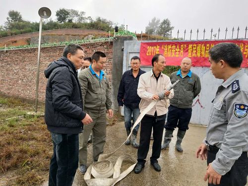 連益峰：公司副經(jīng)理講解消防水帶的正確連接。.jpg