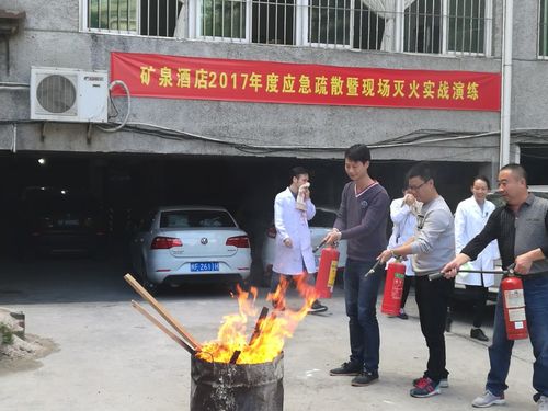 楊京紅：礦泉酒店開(kāi)展火災應急演練.jpg
