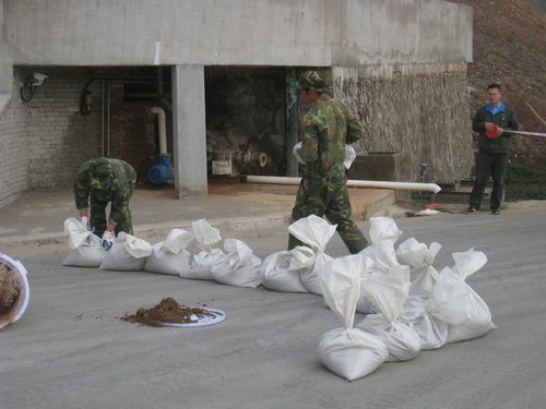 郭芳萍：應急人員正在用沙袋圍堵泄漏物.jpg