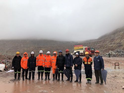 劉亞?wèn)|、邱志峰-富興建設上杭分公司膠狀乳化炸藥混裝車(chē)項目正式投產(chǎn).jpg