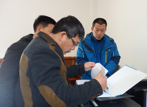潘文生：檢查組正在檢查安全管理內業(yè)資料.jpg