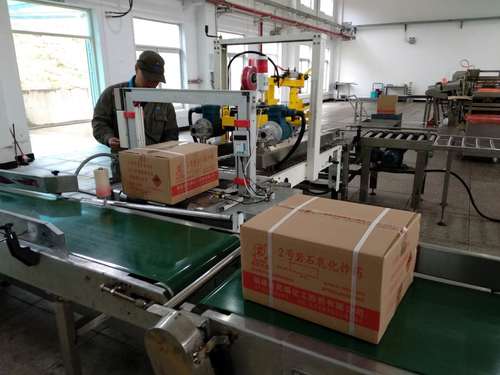 鐘強光：機修人員對乳化二車(chē)間成品輸送皮帶進(jìn)行技術(shù)改裝.jpg
