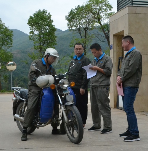 鄧義楨：龍巖分公司組織安環(huán)部、辦公室、黨群室及運輸車(chē)隊對職工上下班期間的駕駛行為進(jìn)行現場(chǎng)檢查11.jpg