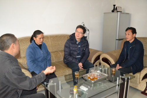 蘇艷麗：省機電控股公司副總經(jīng)理陳斌一行到龍巖分公司走訪(fǎng)慰問(wèn)困難職工.jpg
