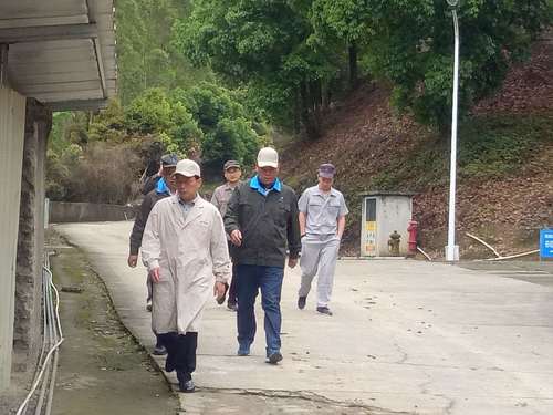 顏總在田螺形庫區檢查安全.jpg