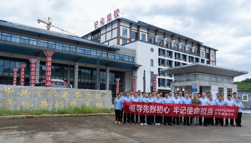 在寧化黨校門(mén)口與授課教師張林誠合影留念.jpg