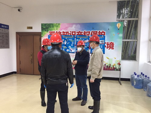 圖為：?？泣h委委員、副總經(jīng)理張賢鋒檢查指導疫情防控工作現場(chǎng)（拍攝者彭華）_調整大小.jpg