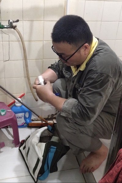 便民維修服務(wù)隊小辜上門(mén)為分公司職工維修漏水水龍頭_調整大小.jpg
