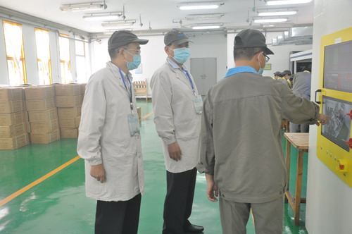 調研組一行深入電子雷管生產(chǎn)現�?_調整大小.JPG