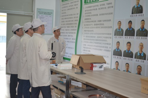 吳瑤：機電（控股）公司黨委委員、副總經(jīng)理吳大文一行參觀(guān)黨建品牌展示廳_調整大小.jpg
