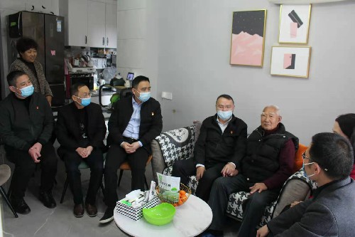 永安分公司l賴(lài)寶祿：省機電控股公司黨委委員、副總經(jīng)理陳伯煒到永安分公司走訪(fǎng)慰問(wèn)離休干部和困難職�?(2)~1.jpg
