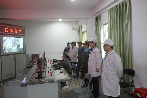 陳劍鋒：省機電控股公司黨委委員、副總經(jīng)理陳伯煒一行深入龍巖分公司生產(chǎn)一線(xiàn)進(jìn)行檢查~1.jpg