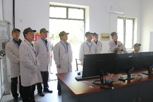 福安分公司胡廷淦：圖為董飛龍到車(chē)間現場(chǎng)了解技改新線(xiàn)相關(guān)情�?~1.jpg