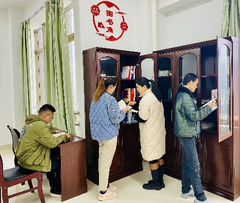 吳瑤：黨員干部職工閱讀書(shū)籍~1.jpg