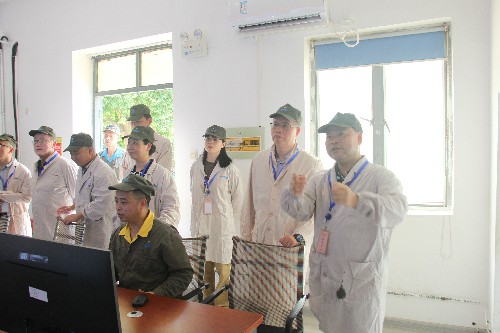 （調整后采用）福安胡廷淦：圖為施惠財一行到車(chē)間現場(chǎng)查看 (7)~1.jpg