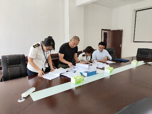 （建議采用）龍巖分公�?戚永�?新羅區衛生監督所蒞臨龍巖分公司檢查職業(yè)衛生管理情況~1.jpg