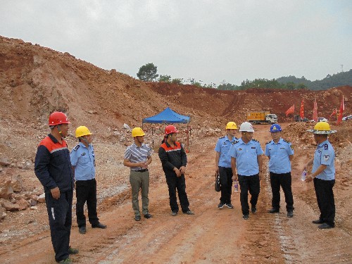 富興建設公司+盧玉�?三明市公安局、應急局聯(lián)合檢查組在富興建設公司項目施工現場(chǎng)檢查~1.jpg