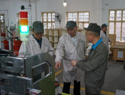 格式工廠(chǎng)烽林林美玲：省機電控股公司黨委委員、副總經(jīng)理陳伯煒一行到海峽科化烽林分公司開(kāi)展“科技創(chuàng  )新及科技人才”課題調�?.jpg