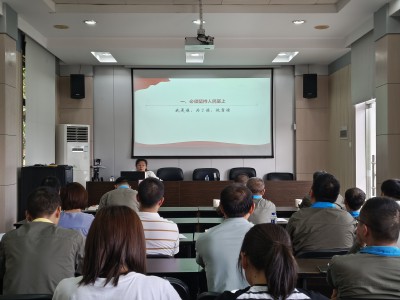 格式工廠(chǎng)尤梅春專(zhuān)題輔導報告會(huì ).jpg