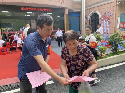 格式工廠(chǎng)龍巖分公�?黃曉�?參與社區服務(wù).jpg