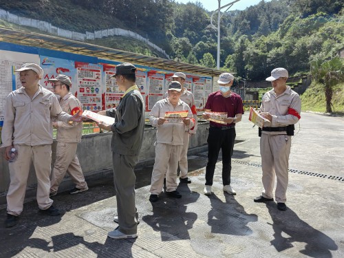 格式工廠(chǎng)發(fā)放消防安全手冊.jpg
