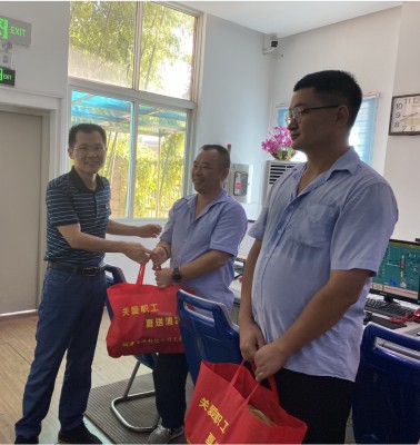 永安雙華公司許麗珠：海峽科化公司工會(huì )到永安雙華公司開(kāi)展“送清涼”慰問(wèn)活�?~1.jpg