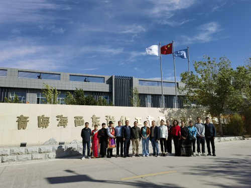 格式工廠(chǎng)3.黃玲菁一行與海西東諾公司少數民族職工代表合影留念.jpg